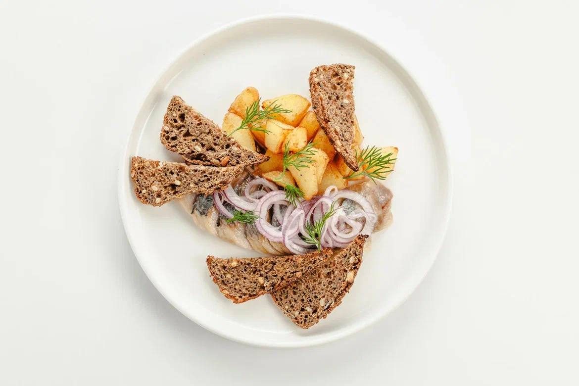 Сельдь с домашним картофелем и зелёным маслом