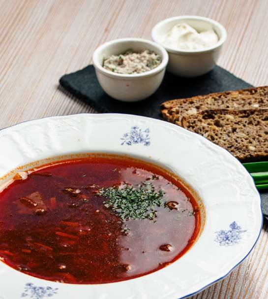 Борщ с говядиной, салом и сметаной