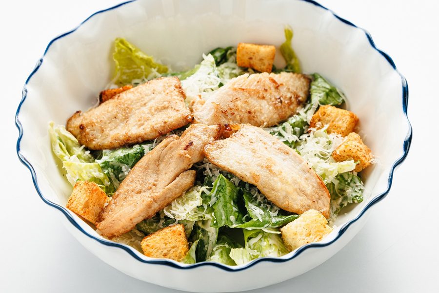 Салат Цезарь с курицей
